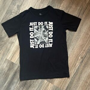 Nike kids black short sleeve tee shirt boys size large 14
